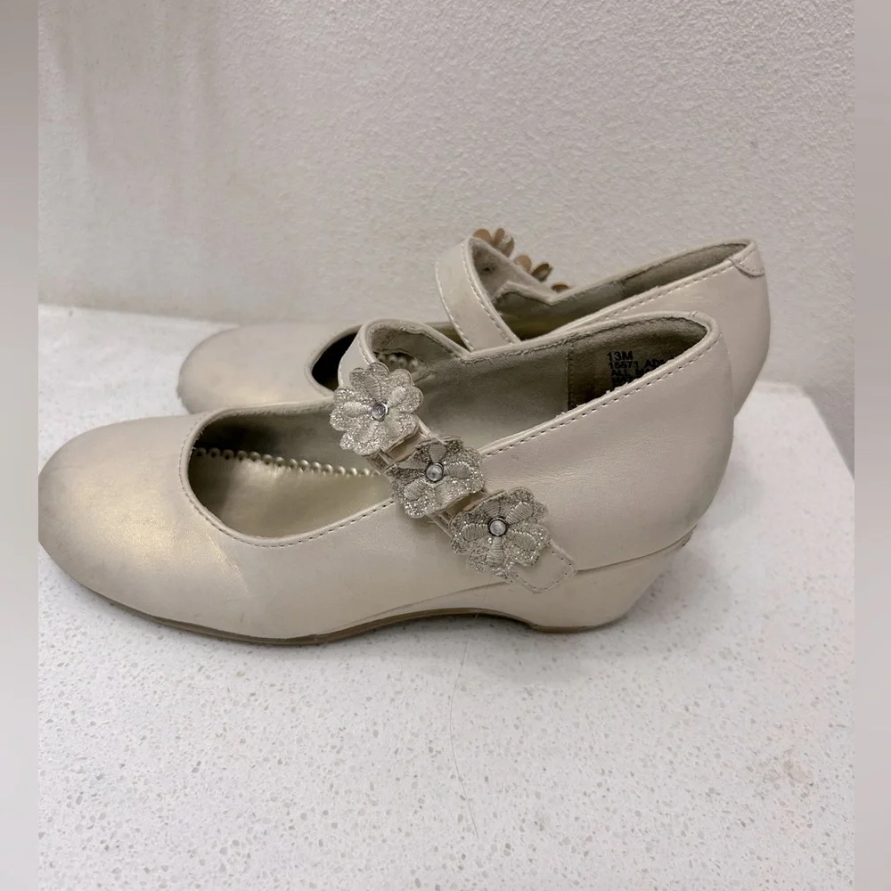🦋 Elegant Ivory Mary Jane Shoes with Floral Accent size 13